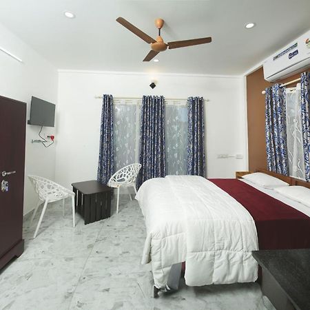 M M Residency Hotel Kochi Luaran gambar