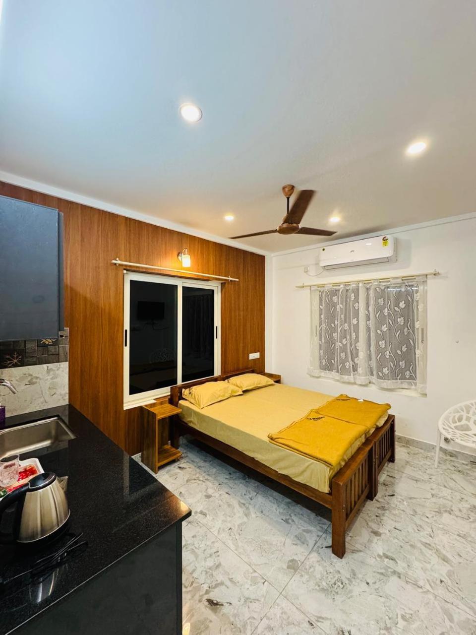 M M Residency Hotel Kochi Luaran gambar