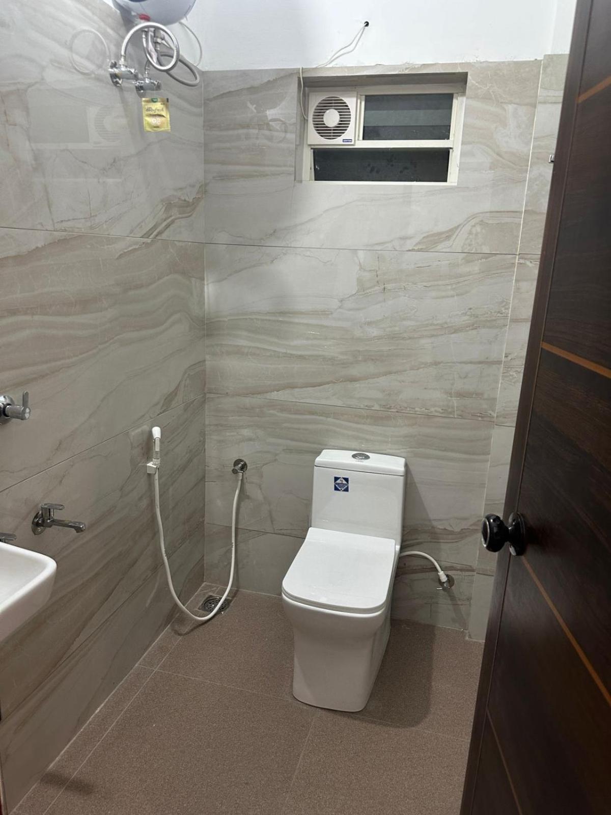 M M Residency Hotel Kochi Luaran gambar